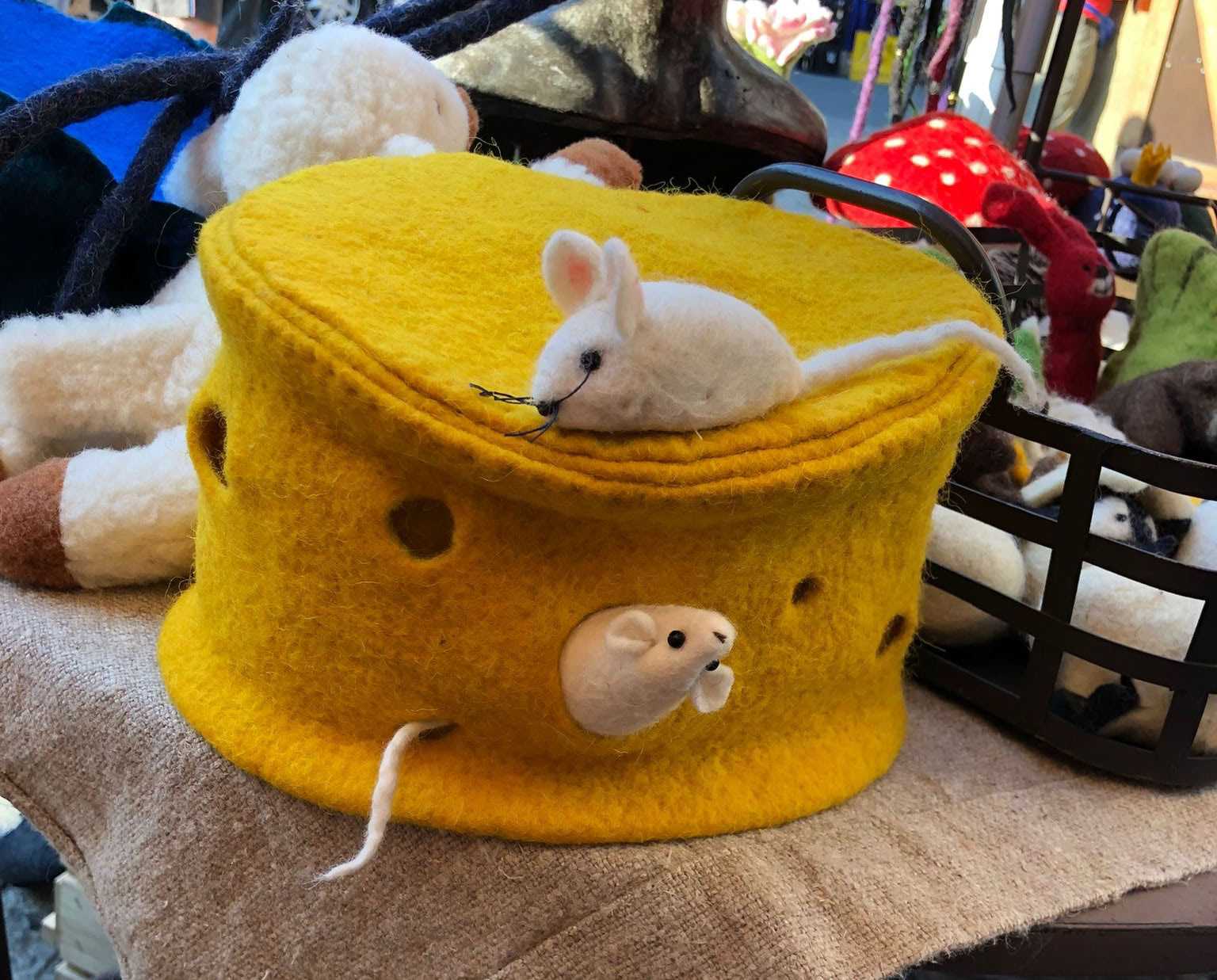 Handgefertigter Filzhut mit Mäusen